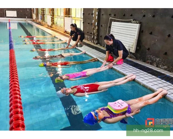花样游泳集体划水掌训练，同步发力与水下节奏关键